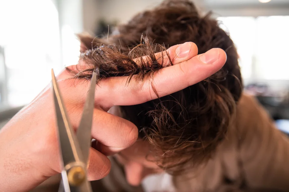 Kapper knipt een klant in de salon